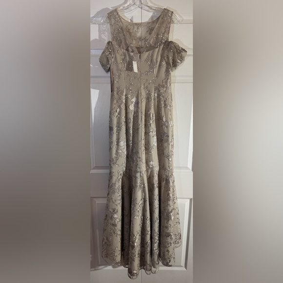 JS Collections Silver High Low Gown with Flutter Sleeves Size 4 NWT - Picture 5 of 5